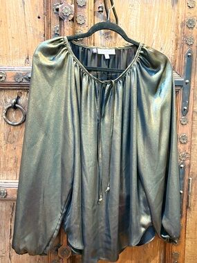 Jennifer Lopez Shimmery Olive Metallic Peasant Top 
Sz: XL